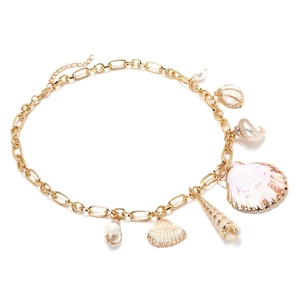 Collier à grosse chaîne dorée avec pendentifs en conque naturelle et coquillage