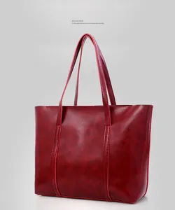 Vue détaillée du cabas rouge foncé avec cuir texturé vintage et surpiqûres verticales