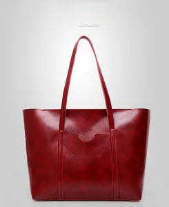 Vue frontale d'un grand sac cabas bordeaux avec finition cirée et poche avant