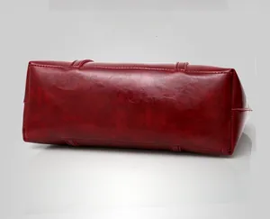 Détail de la base du sac cabas en cuir PU bordeaux avec coutures précises et soignées