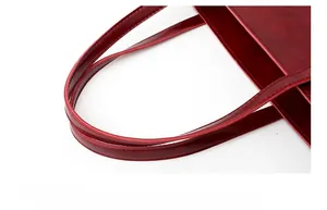 Détails du sac cabas bordeaux montrant la texture du cuir et les finitions des coutures