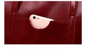 Détail de la poche arrière d'un sac à main bordeaux pour grands smartphones