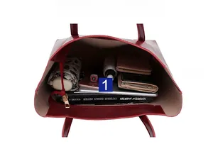 Vue de dessus d'un grand sac cabas rouge montrant l'espace de rangement intérieur