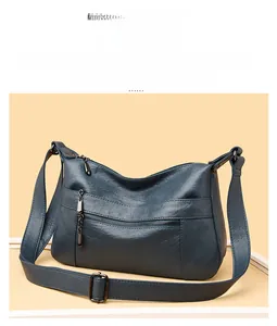 Nahaufnahme der dunkelblauen Kunstledertasche mit hochwertigen Metallreißverschlussdetails