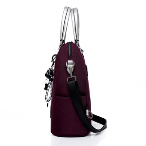 Sac à main polyvalent en nylon violet foncé avec poignées en argent et pendentif ours mignon
