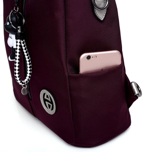 Sac à dos polyvalent bordeaux pour femme avec poche latérale et joli pendentif d'ours