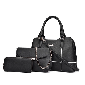 Ensemble de trois sacs noirs en cuir grainé avec cabas, pochette à chaîne et portefeuille
