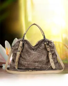 Vue détaillée du sac en fausse fourrure marron avec poignées en cuir beige et rivets