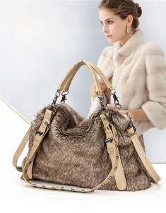 Détail du sac à bandoulière en fausse fourrure avec poignées en cuir beige et rivets