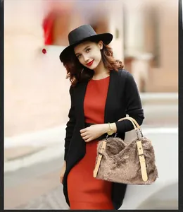 Détail d'un sac à main en fausse fourrure marron avec anses en cuir beige et boucle chic