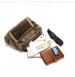 Détail d'un sac à main en fourrure montrant l'espace pour magazine A4 et tablette