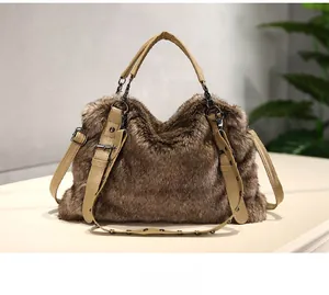 Détail du sac à main en fausse fourrure marron avec peluche douce et poignée en cuir kaki