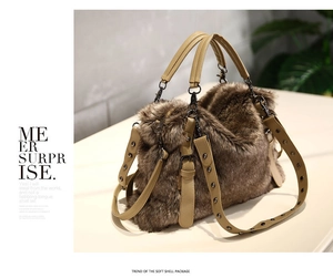 Détail du sac cabas en fausse fourrure brune avec bandoulière beige et rivets noirs
