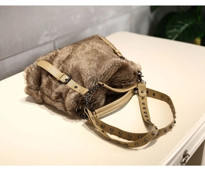Détail d'un sac à main en fausse fourrure brune avec bandoulière cloutée en cuir kaki