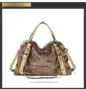 Vue détaillée d'un sac à main en fausse fourrure marron avec poignées en cuir beige