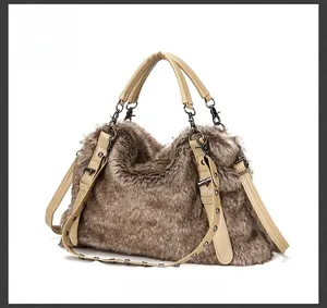 Détail du sac à main en peluche avec lanières en cuir beige et rivets métalliques