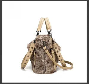 Détail du sac à main en fausse fourrure marron avec rivets sur la bandoulière