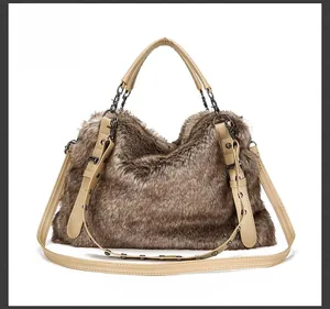 Vue arrière du grand sac en fausse fourrure avec texture peluche et anses en cuir