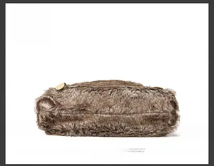 Vue détaillée du fond du sac à bandoulière en fausse fourrure avec texture douce marron