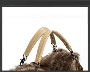 Détail du sac à main en fausse fourrure avec large poignée en cuir kaki et métal foncé