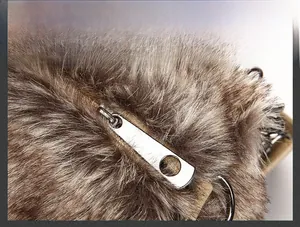 Détail du zip en métal argenté sur un sac à main en fausse fourrure marron gris