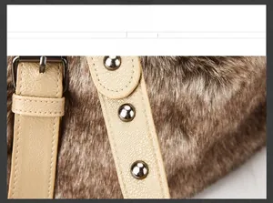 Détail du sac à main en fausse fourrure marron avec rivets argentés et sangle en cuir beige
