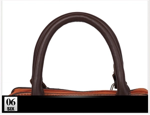 Détail du sac à main orange avec poignée en cuir marron et boucles en métal argenté