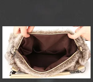 Vue interne du sac en fausse fourrure montrant deux poches et une doublure marron doux