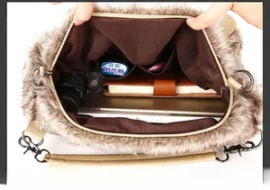 Vue intérieure d'un sac à main en fausse fourrure brune avec grande capacité
