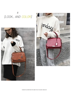 Détail de sacs à main en similicuir marron et bordeaux avec boucles en métal argenté
