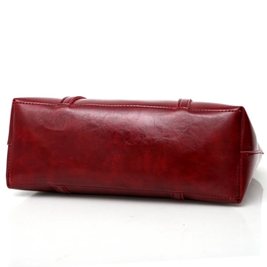 Détail du bas du sac cabas en cuir PU rouge foncé montrant les coutures et la grande capacité