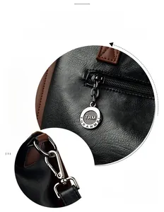Vue détaillée du cuir grainé et de la mercerie en métal argenté avec tirette de zip