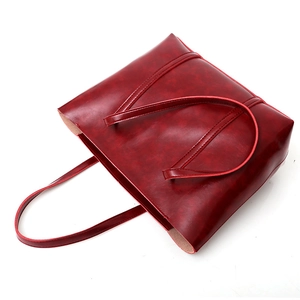 Grand sac fourre-tout en similicuir rouge foncé brillant avec fines bandoulières