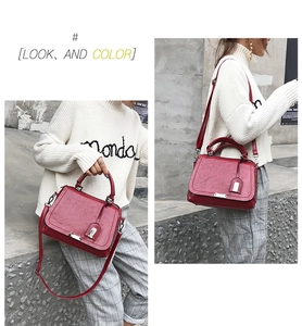 Détails du sac à main rouge en cuir synthétique avec boucle argentée et bandoulière