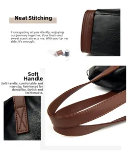 Vue détaillée des coutures renforcées et de la poignée en cuir marron d'un sac noir