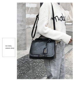 Détail du sac à main en cuir PU noir avec rivets argentés et boucle métallique chic
