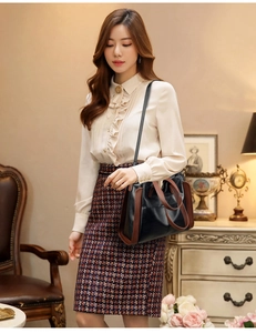 Détail d'un sac cabas classique noir et marron porté par un mannequin élégant