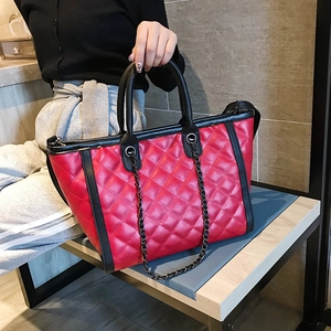 Grand sac cabas matelassé rouge avec bordure noire et poignées élégantes en chaîne