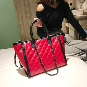 Grand sac cabas matelassé rouge avec bordure noire et chaîne, sac à main d'hiver tendance