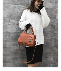 Sac vintage en cuir PU marron avec rivets, fermoir métal et bandoulière réglable