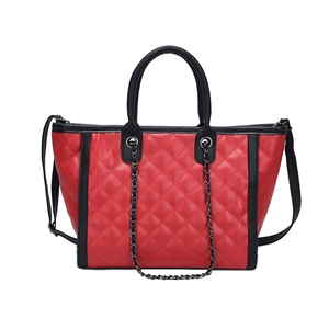 Sac fourre-tout matelassé rouge et noir avec coutures en losange et bandoulière