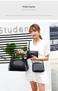 Détail d'un ensemble de trois sacs en cuir litchi noir avec motifs peau de serpent