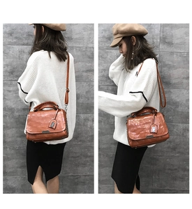 Sac à main rétro marron en cuir PU avec rivets métalliques et bandoulière réglable