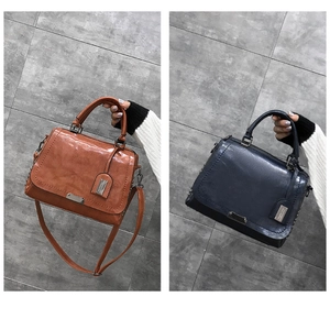 Vue détaillée de la texture du cuir et des ferrures de deux sacs à bandoulière chics