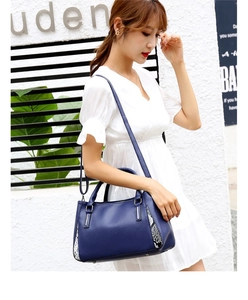 Sac à main en cuir grainé bleu foncé avec empiècements serpent et finitions argentées