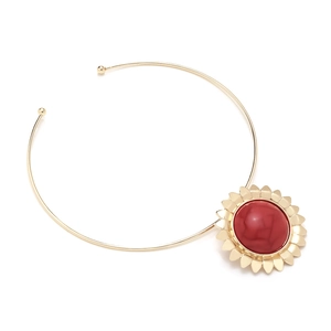 Collier ras du cou doré avec grand pendentif en résine rouge et motif tournesol
