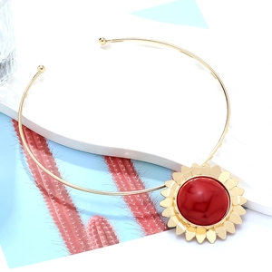 Collier ras du cou tournesol doré avec pierre en résine rouge sur fond géométrique