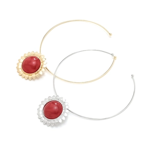 Détails des colliers ras-du-cou soleil dorés et argentés avec grandes pierres en résine rouge