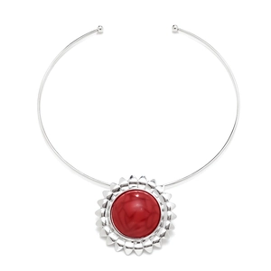Collier ras de cou avec pendentif soleil en métal poli et pierre en résine rouge