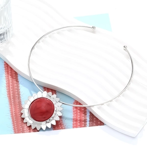 Collier ras du cou argenté minimaliste avec pendentif tournesol rouge sur support ondulé